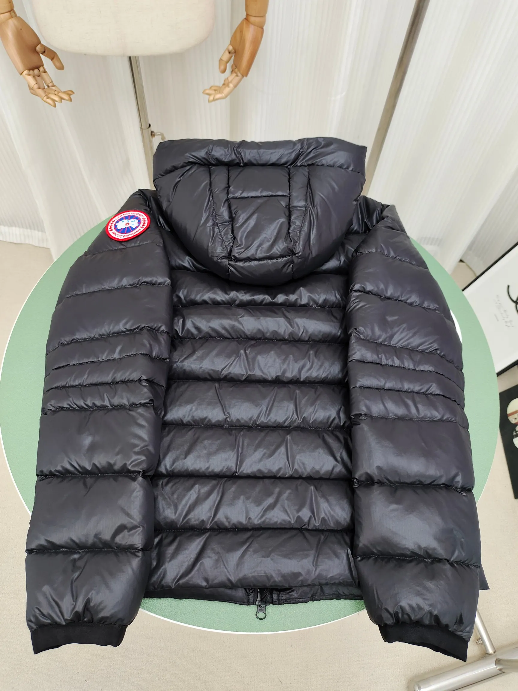 P860 ————2227MB model (high version) Canada goose Canada Goose Crofton hooded light down jacket, this is a down jacket suitable for late autumn and early winter: on cold and rainy mornings, it can be used as a layer of warmth inside the rainproof jacket, and can be worn alone in the late autumn and early winter with a little bit of coolness. Filled with white duck down. The Crofton Hooded Jacket is a versatile, lightweight and versatile piece that even packs itself in for easy transport. The inner layer has removable elastic straps, making the jacket easy to carry on the shoulder and hands-free. 2 zippered hand pockets with fleece fabric on the knuckle side for softness and warmth. Color: black with black label, black with red label, ocean blue, superoxide blue, silver birch red label, silver birch black label Size: XS-2XL